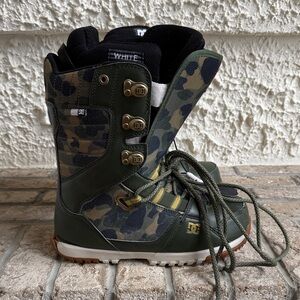 DC 2017 Men's Snowboard Boots Green Camouflage Size 8 Lace Closure